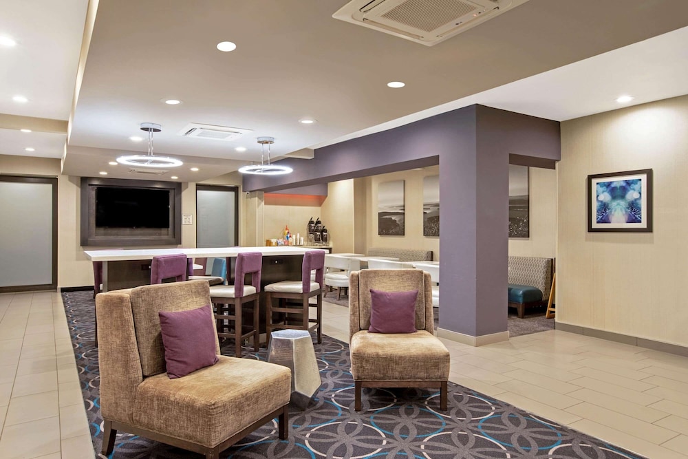 La Quinta Inn & Suites by Wyndham Fayetteville 45/59