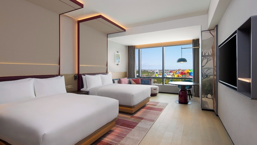 Deluxe, 2 Queen Beds, Theme Park View