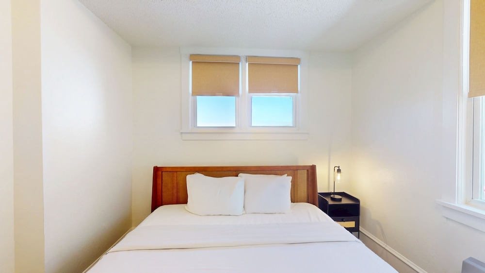 Ocean Breeze Hotel 9/61