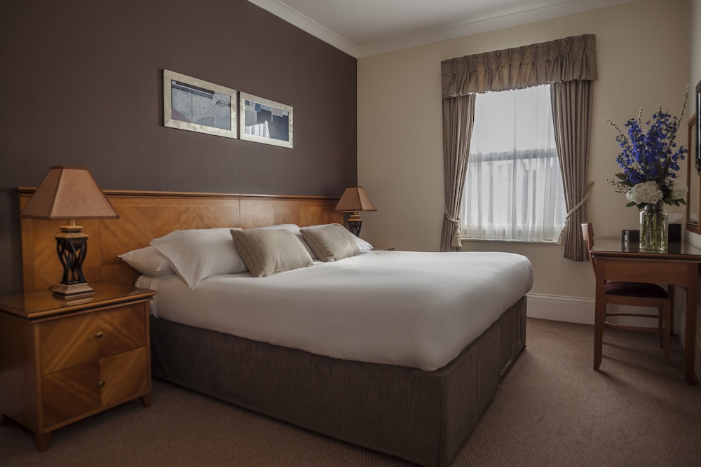 Room at OYO Devonshire Park Hotel, EASTBOURNE