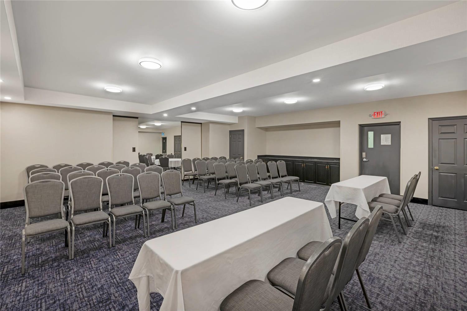 Quality Inn & Suites Oakville 25/26