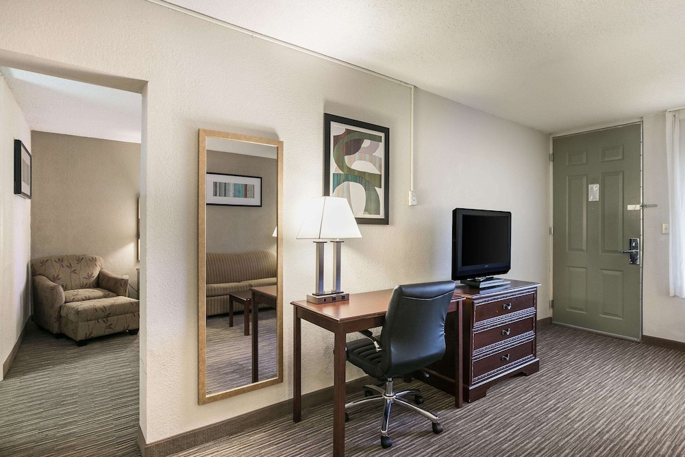 Quality Inn & Suites near Lake Eufaula 30/41