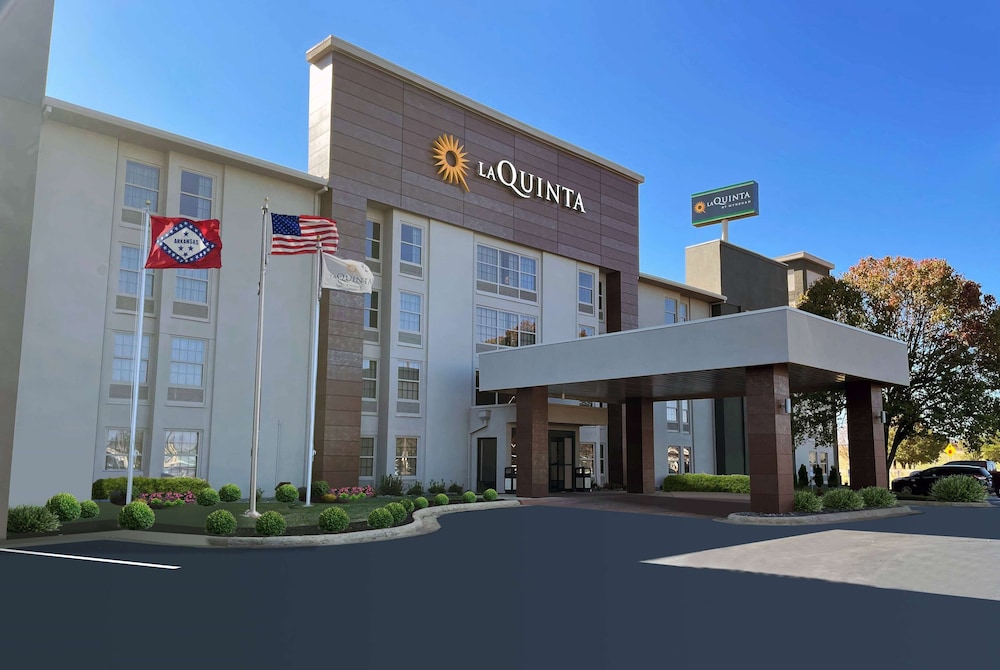 La Quinta Inn and Suites by Wyndham Jonesboro 1/26