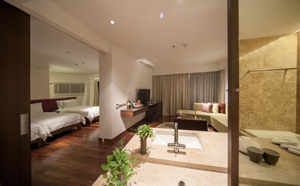 Lit Bangkok Hotel 70/107