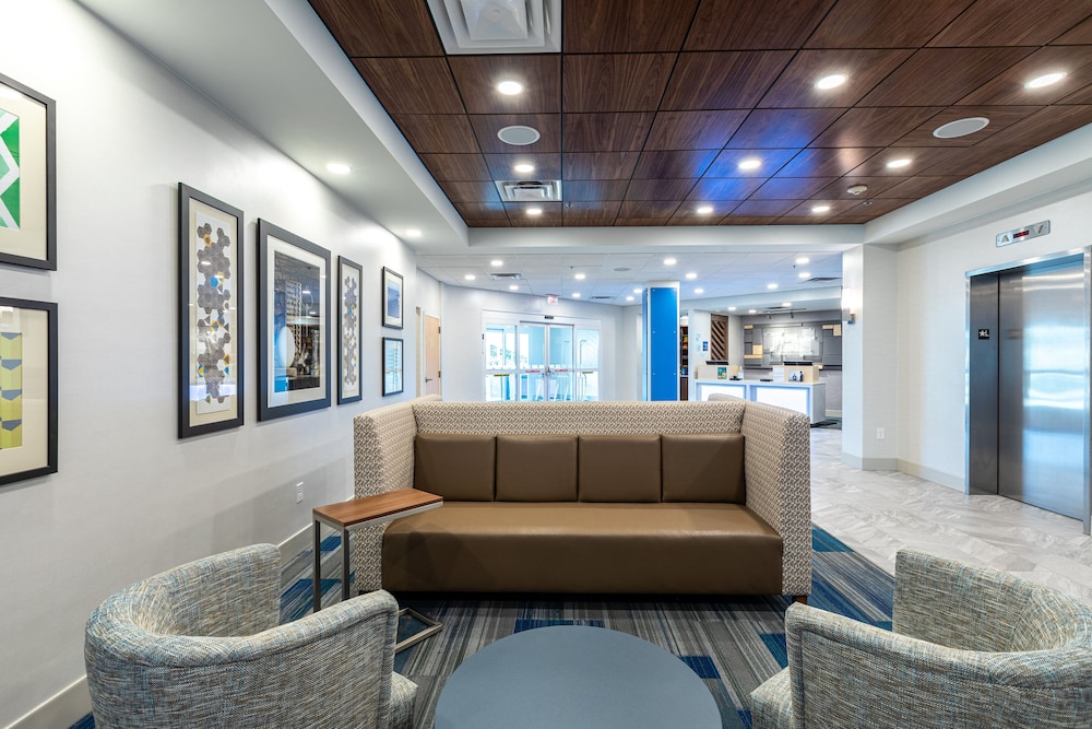 Holiday Inn Express and Suites Asheville Downtown 7/50