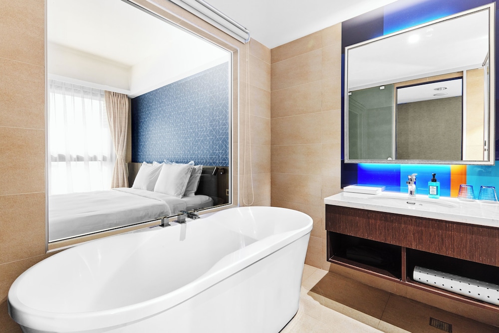 Holiday Inn Express Kaohsiung Love River 47/49