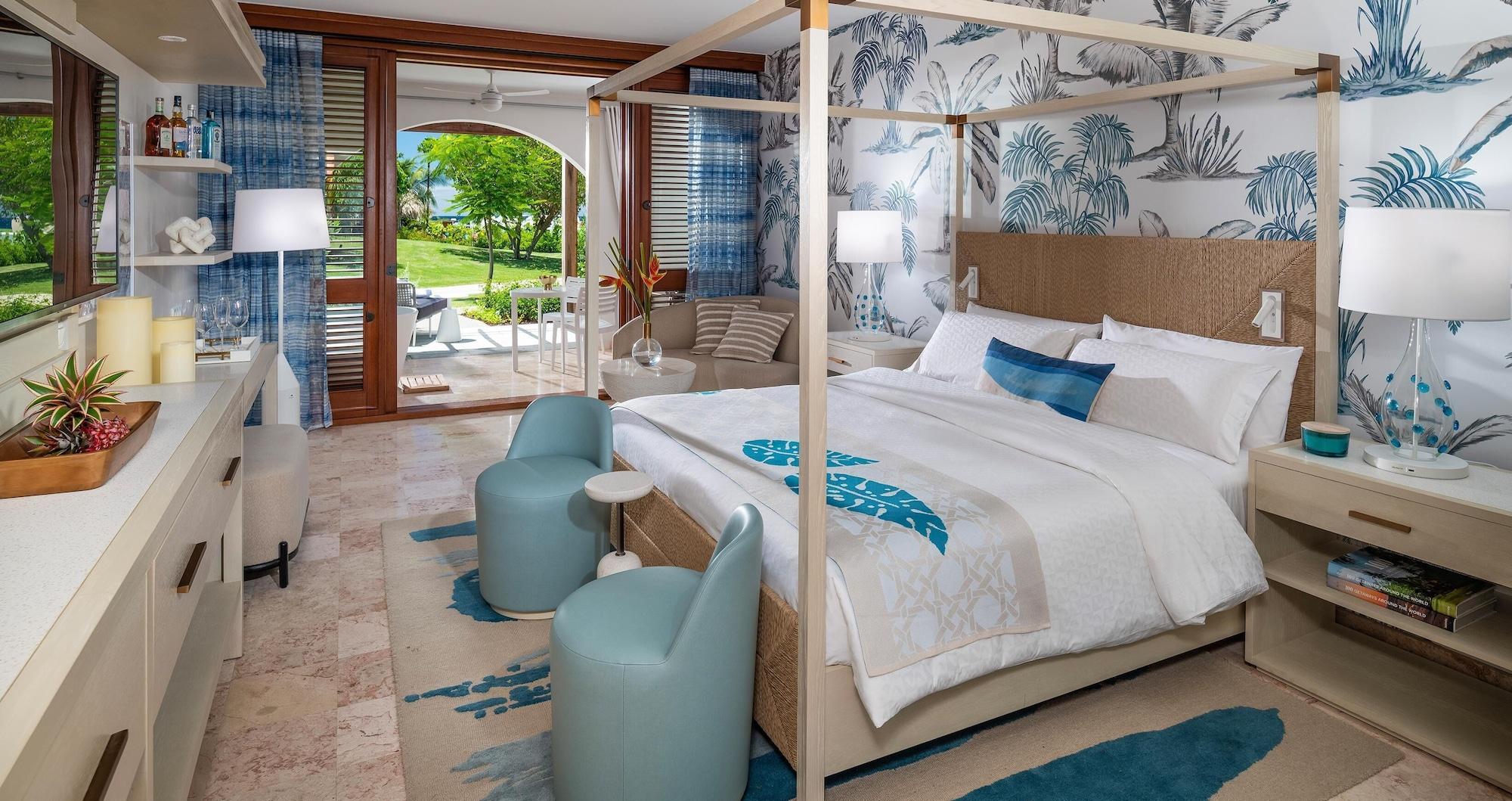 Walkout, Junior Suite, Patio, Bathtub, Club Floor