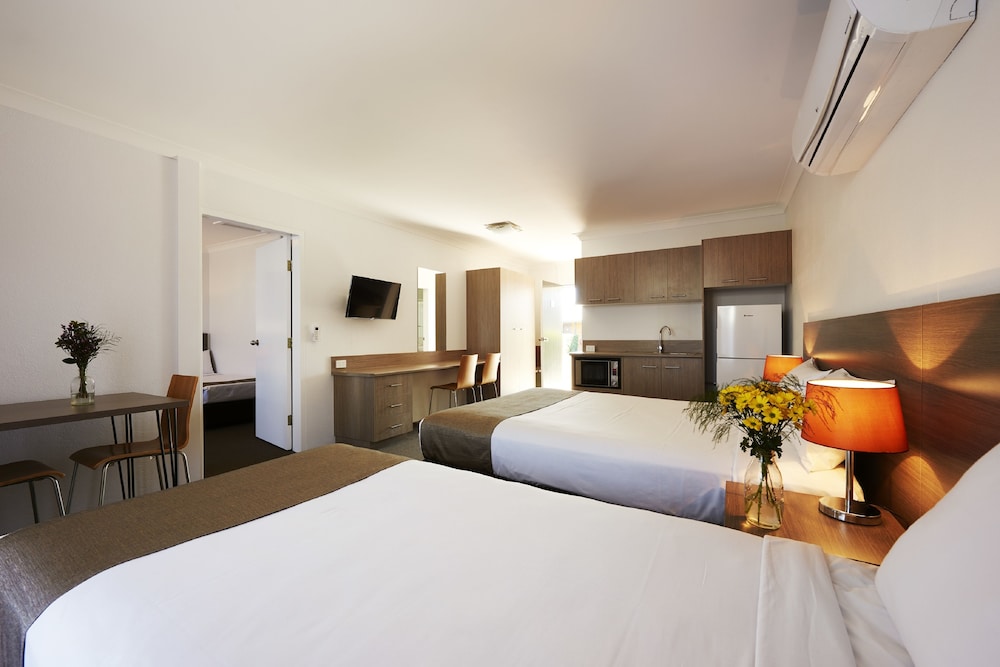 ADELONG MOTEL 13/29