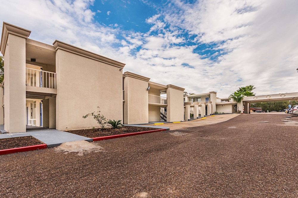 Motel6 Cleveland, TX 33/44