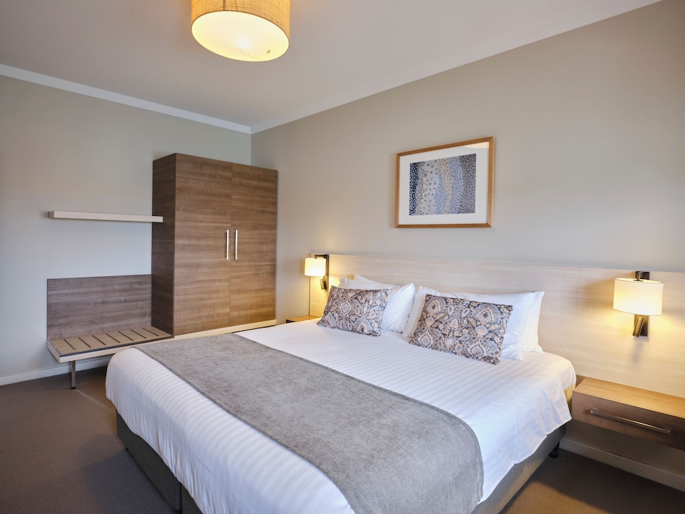 2 BEDROOMS, SUITE