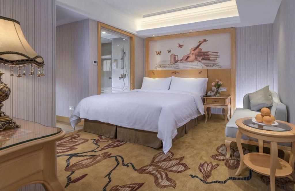 Vienna Hotel (Shenzhen Qinghu Metro Station) 37/54