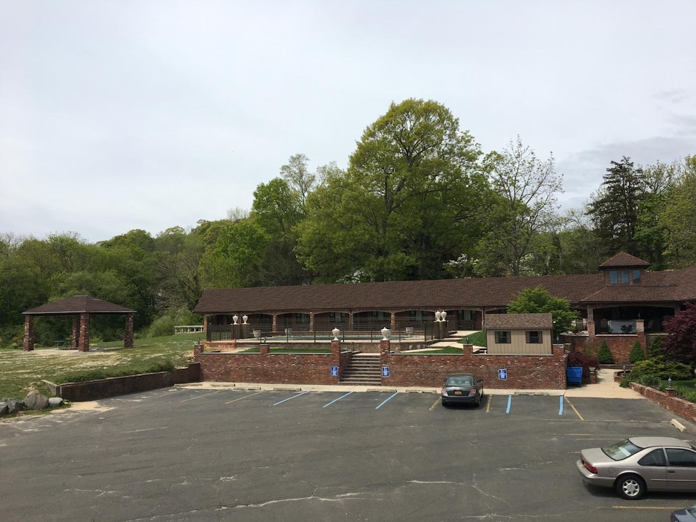 Chalet Inn & Suites Centerport 3/45
