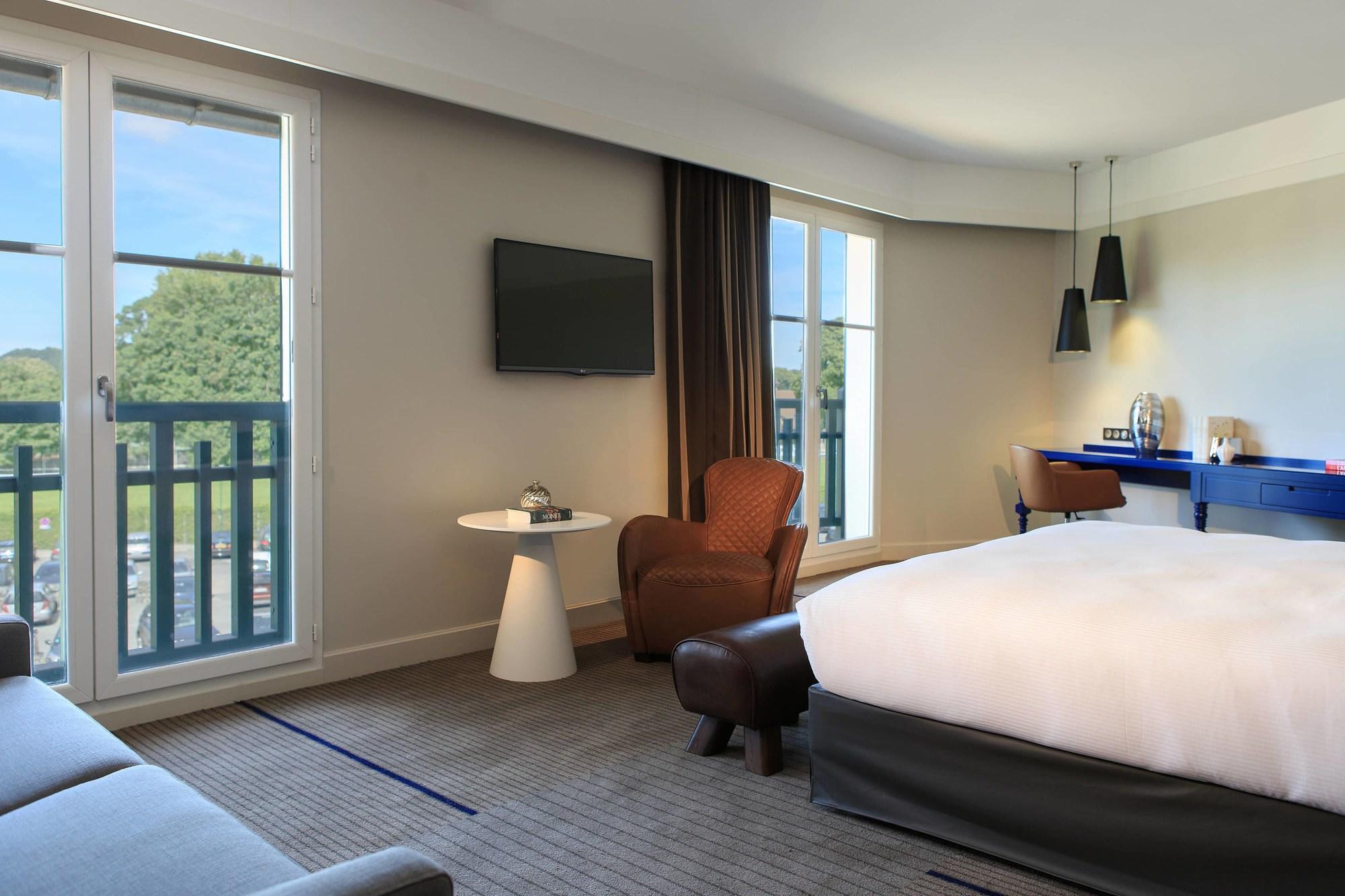 جناح جونيور بسرير كينج بإطلالة على الحديقة مع أريكة، Renaissance Paris Hippodrome de St. Cloud Hotel 2/4