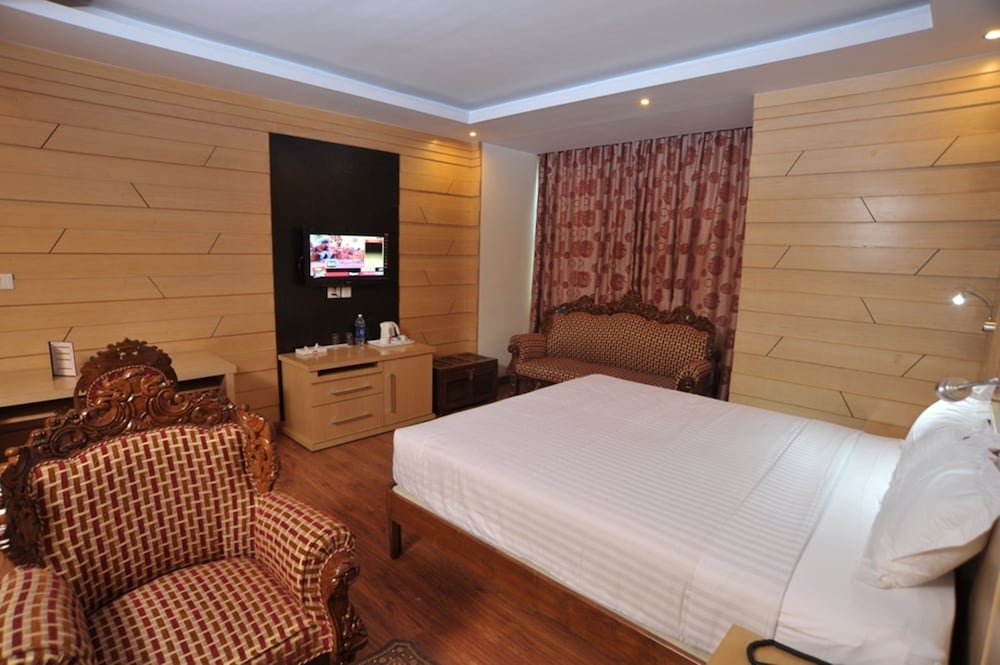 HOTEL EMARALD 4/27