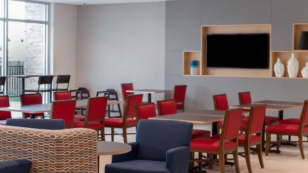 Holiday Inn Express Suites Tampa East Ybor City 38/56