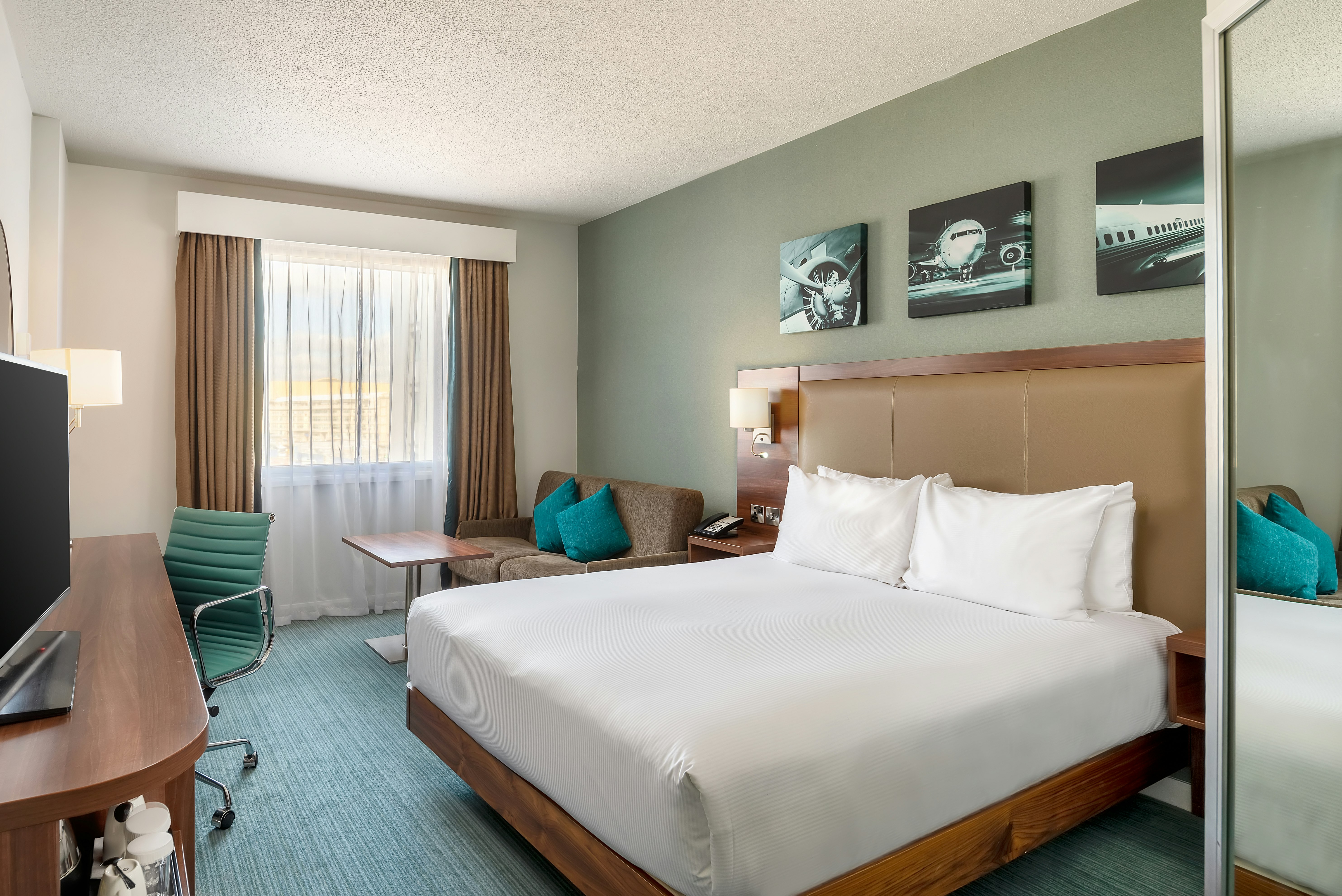 ROOM, QUEEN BED, SOFA