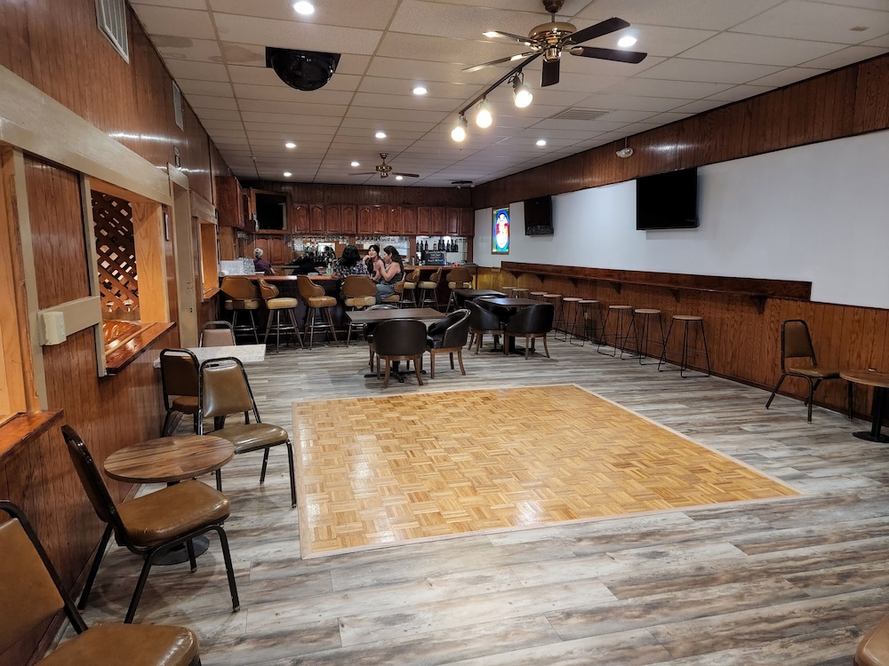 Delta Queen Lodge Bar Restaurant 45/50