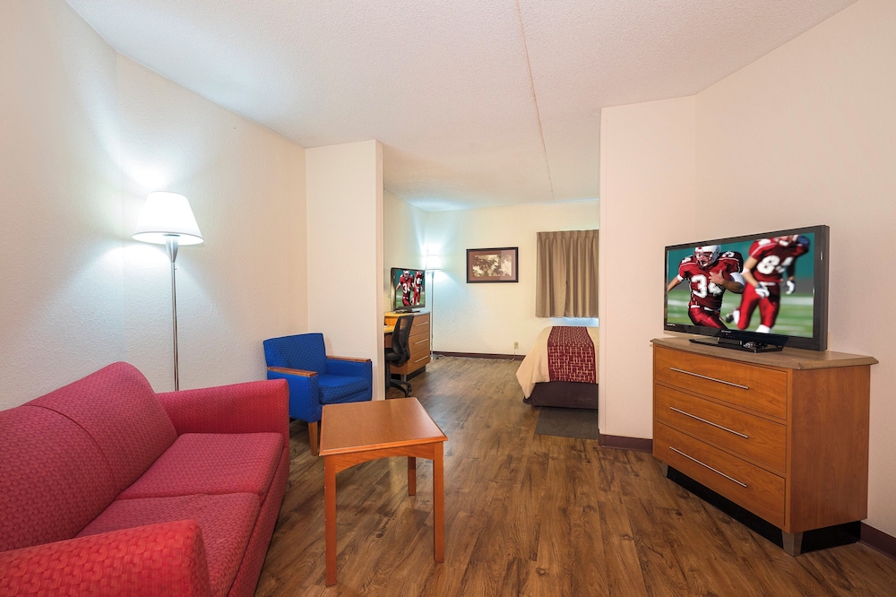 Red Roof Inn and Suites Cleveland - Elyria 48/64