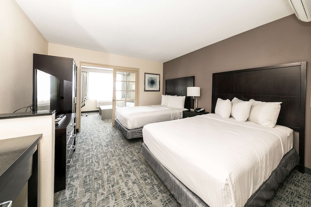 SUITE, 2 DOUBLE BEDS, LIVING AREA