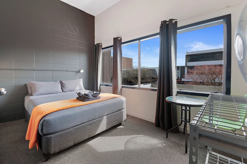 PRIVATE, DOUBLE BED, SHARED BATHROOM