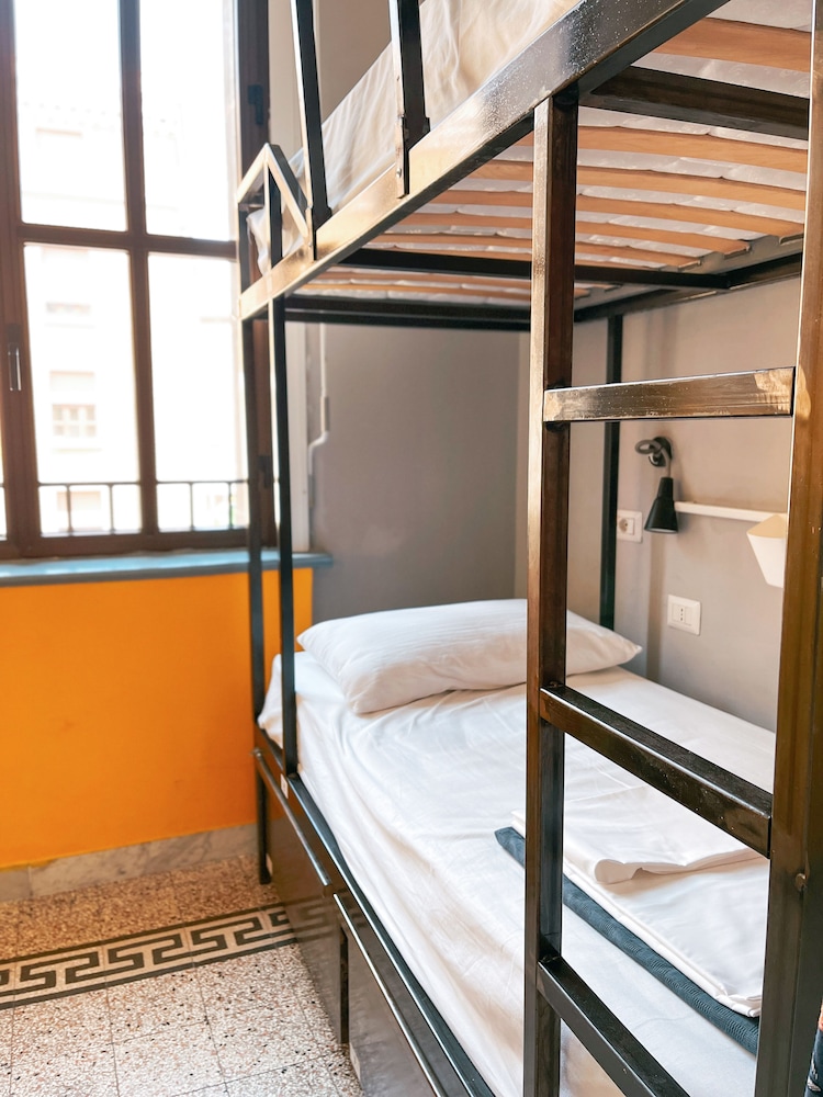 MIXED DORM, 12 PEOPLE, SHARED BATHROOM