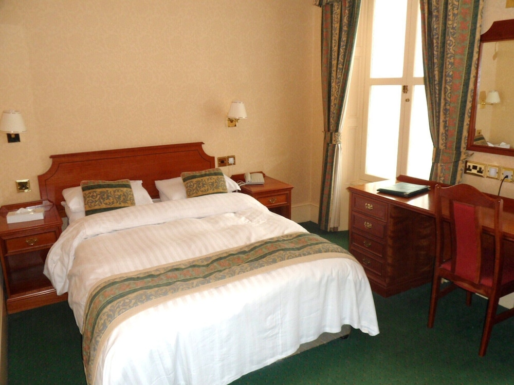 Three Queens Hotel 14/50