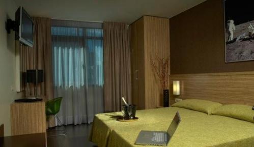 Moon Hotel 16/36