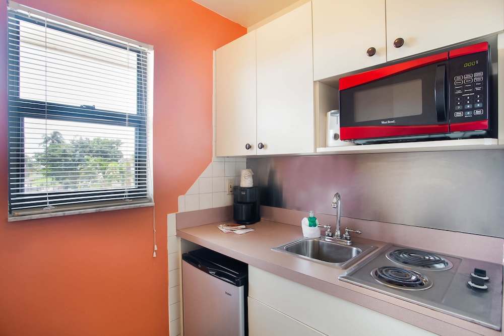 OYO Waterfront Hotel Cape Coral/Fort Myers, FL 33/51
