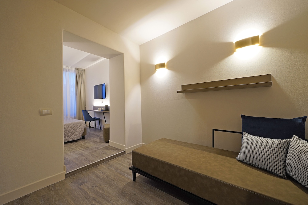 Du Lac Hotel 26/69