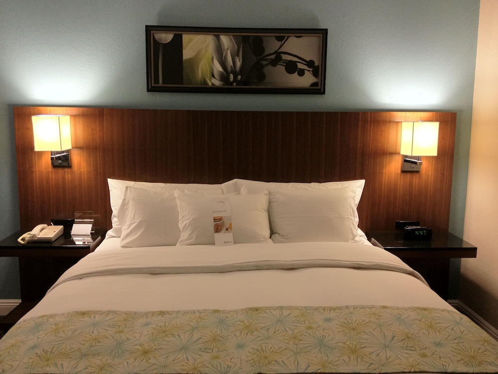 DoubleTree by Hilton Chatsworth 12/42