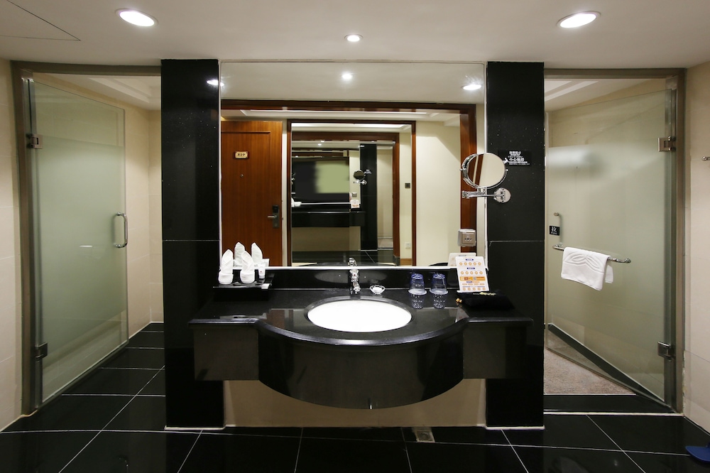Gladden Hotel Jiangmen 55/61