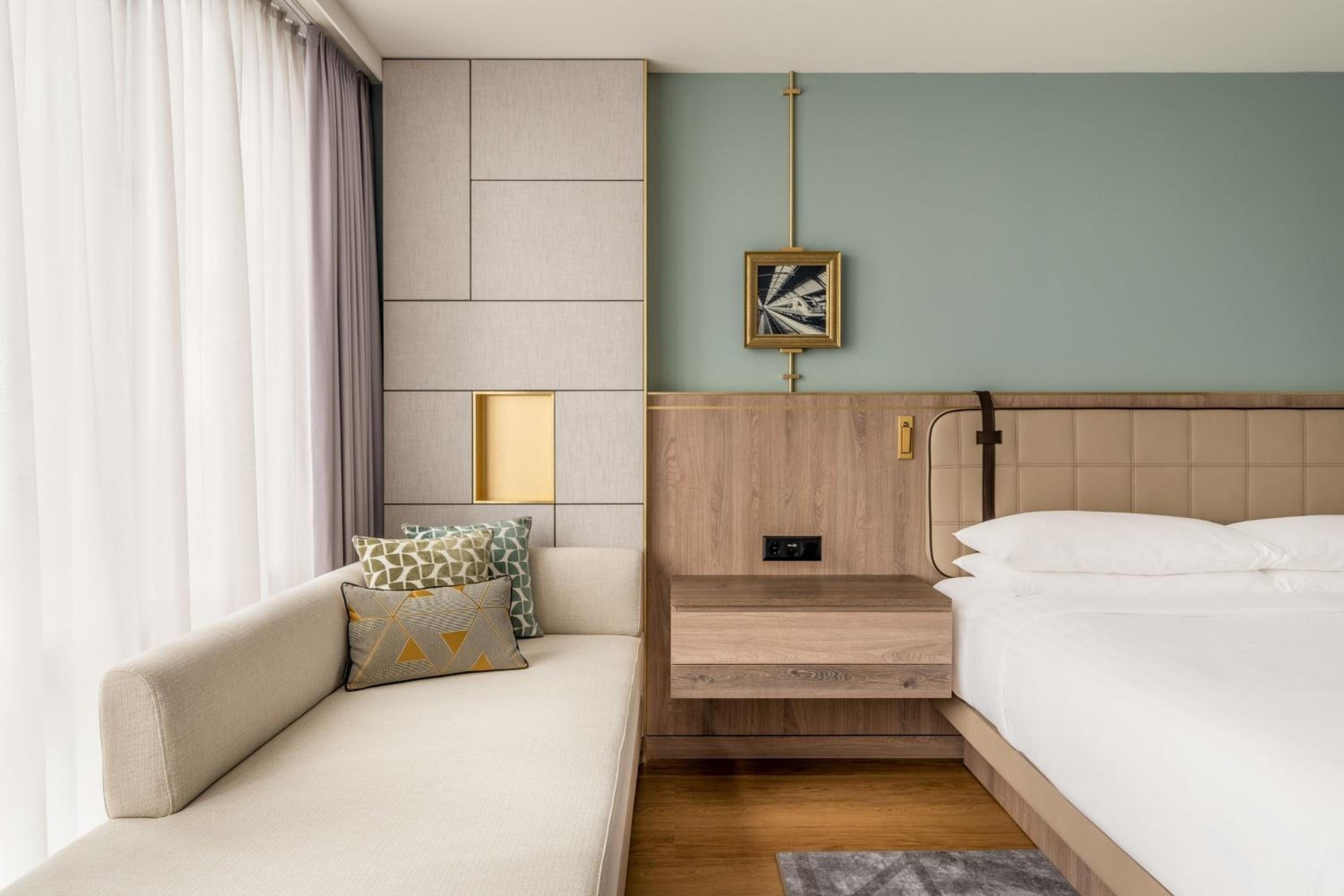غرفة سوبيريور بسرير كينج في المبنى الرئيسي، Zurich Marriott Hotel 6/10