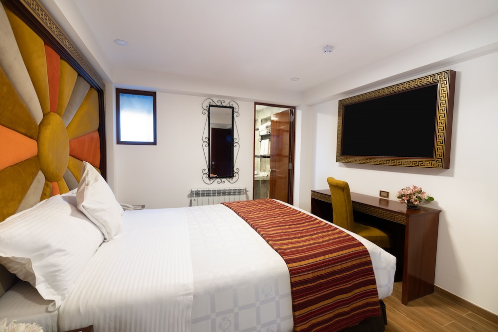 ROOM, DOUBLE BED