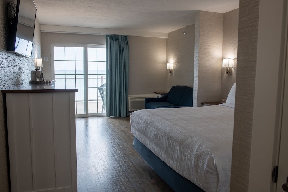 WALKOUT, KING BED, BEACH VIEW, SOFA