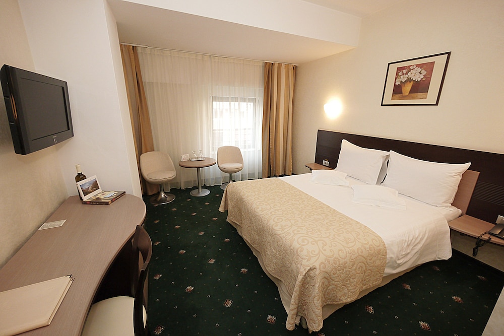 Berthelot Hotel 7/48