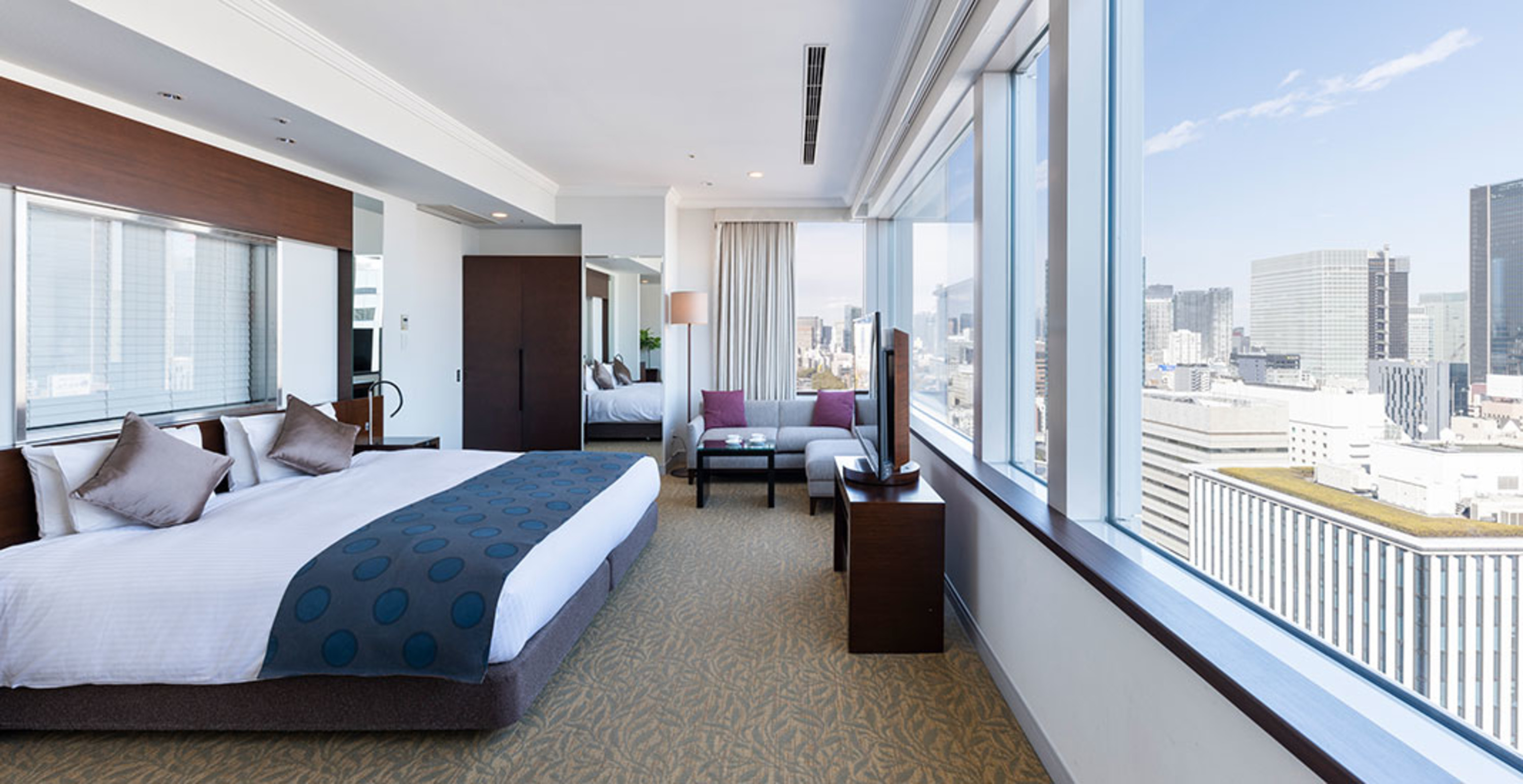 EXECUTIVE, KING BED, CORNER