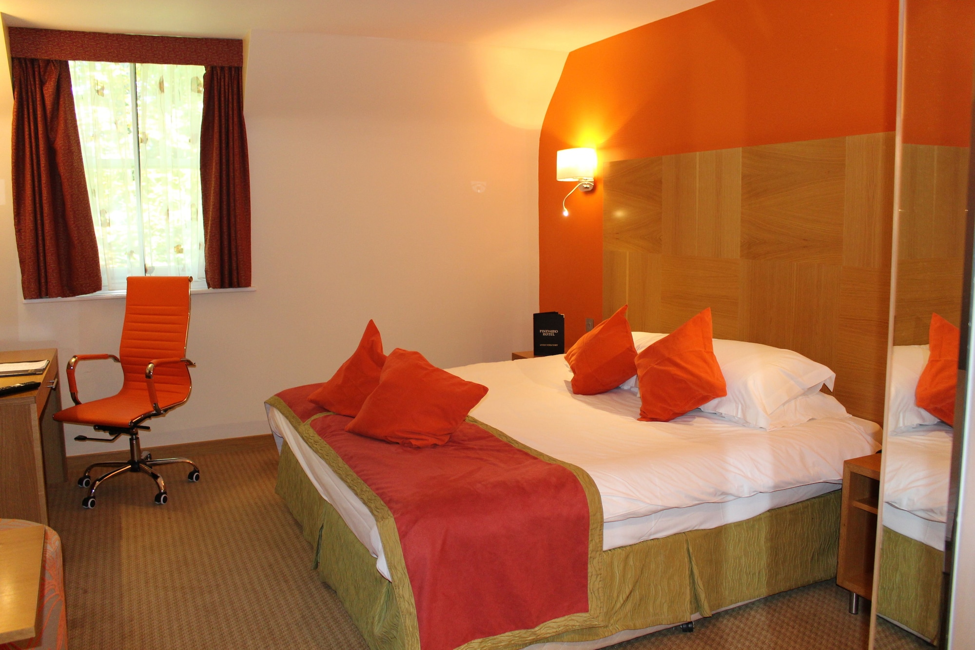 Club, Queen Bed