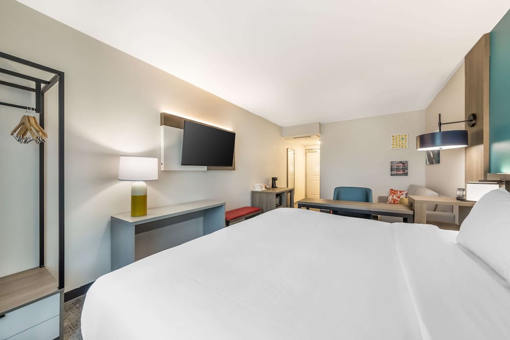 SUITE, KING BED, SOFA