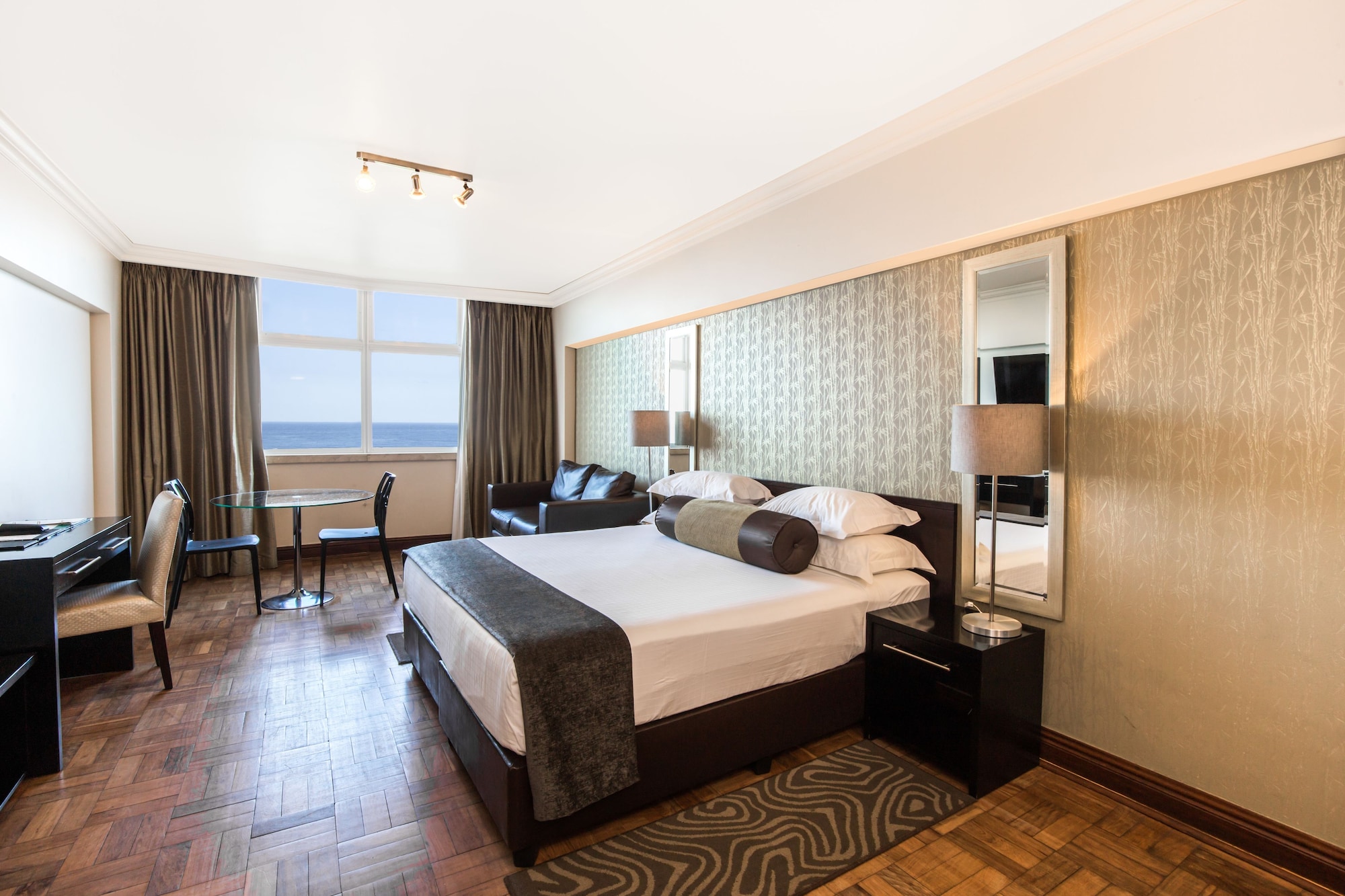 Universal, 2 Rooms, King Bed