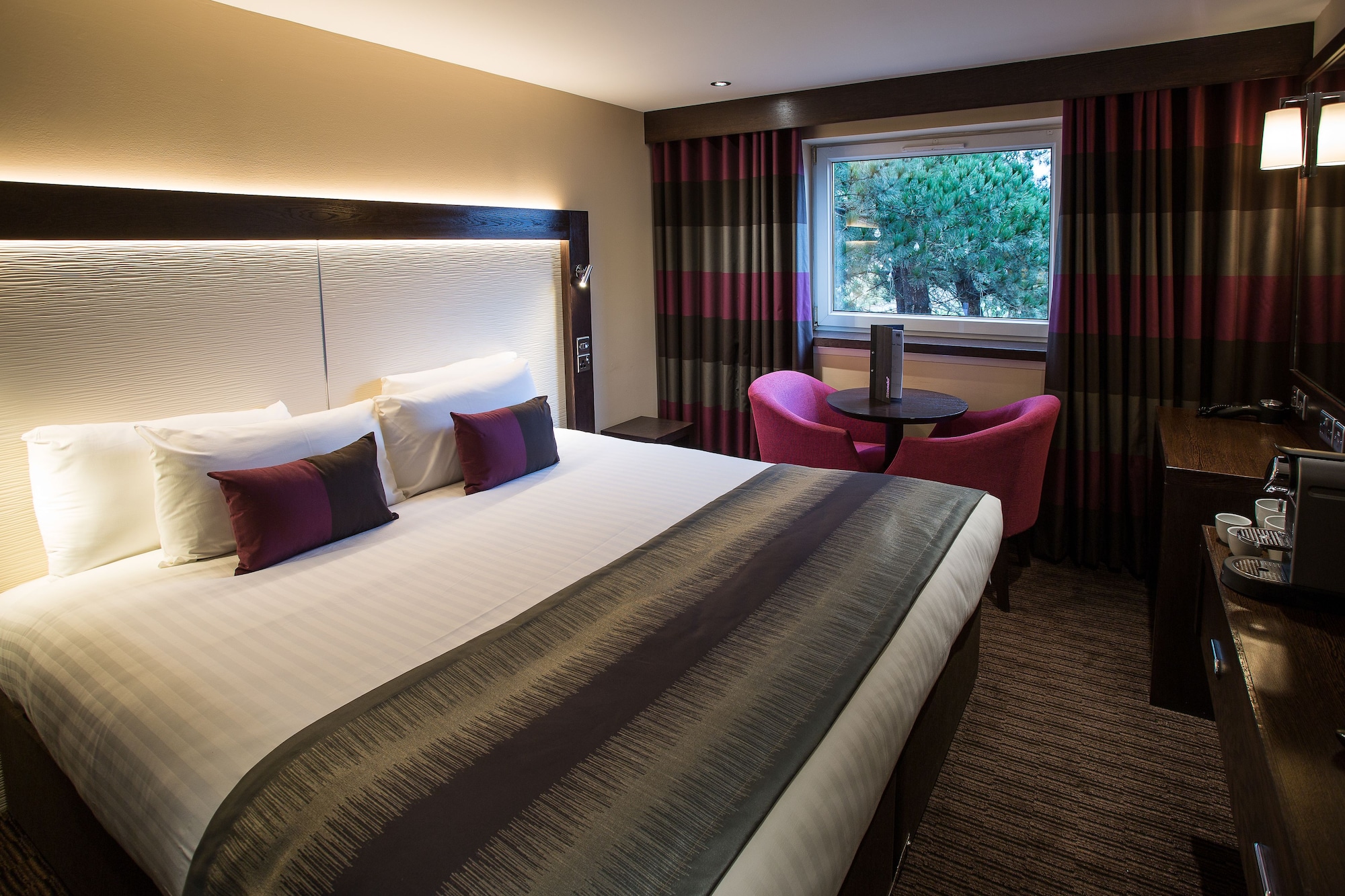 CLUB, KING BED