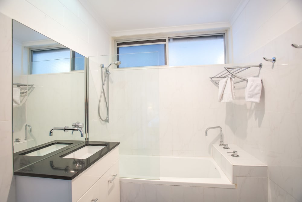 SHOAL BAY HOLIDAY PARK 68/70