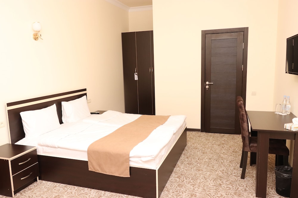 Yerevan Centre Hotel 8/21