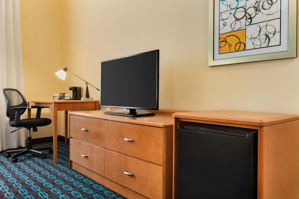 Fairfield Inn Suites Toledo Maumee 33/34