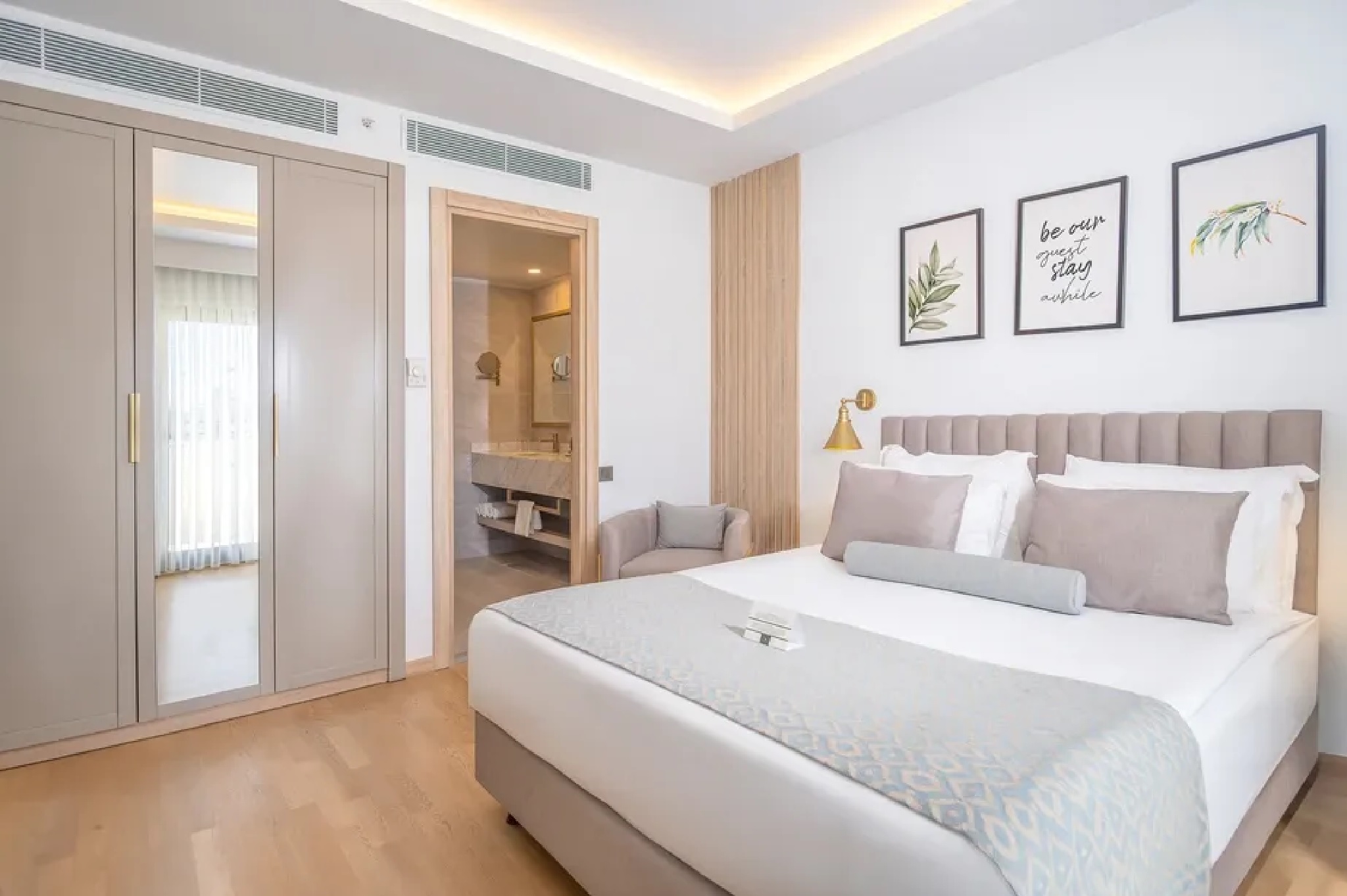Suite, Land View