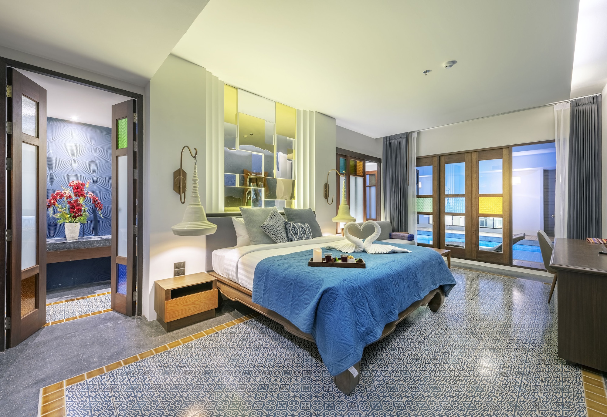 Room, King Bed, Hot Tub, Pool Access