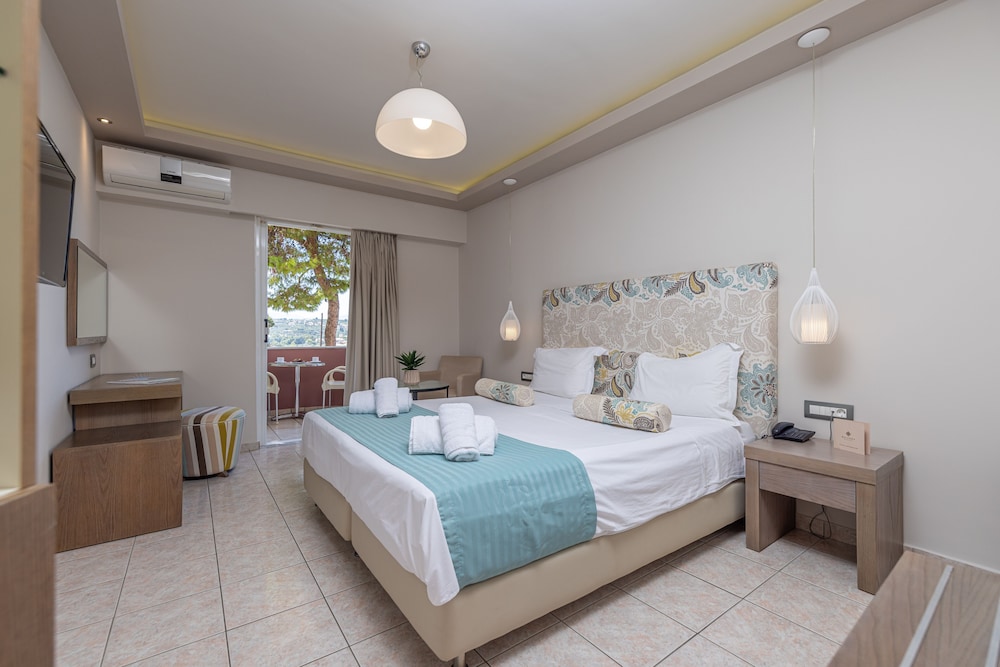 1 BEDROOM, STANDARD, DOUBLE BED, PARTIAL SEA VIEW
