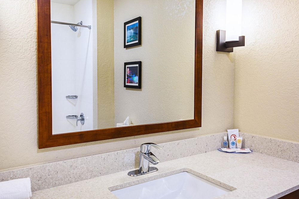 Comfort Inn and Suites Niagara Falls Blvd USA 34/36