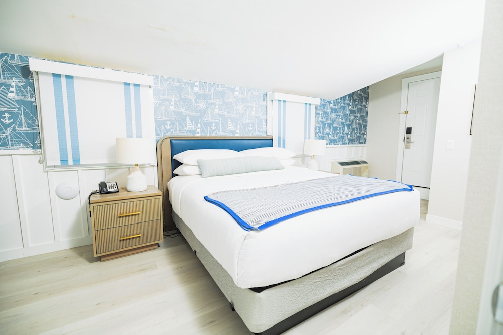 Superior, King Bed, City View