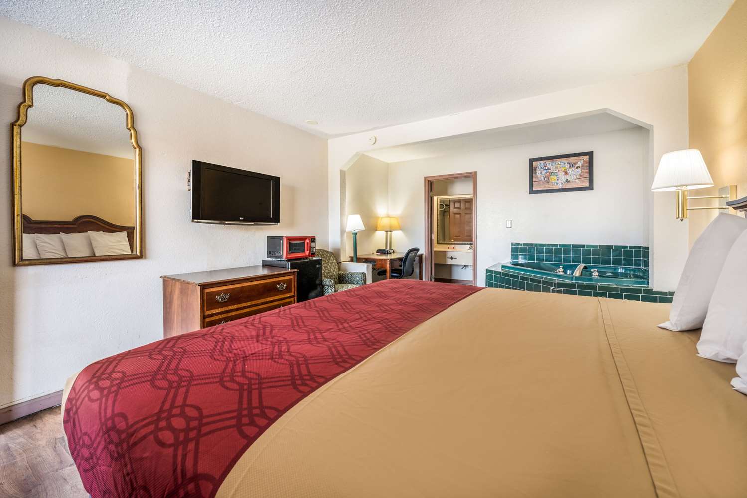 Econo Lodge Inn Suites Macon West 19/28