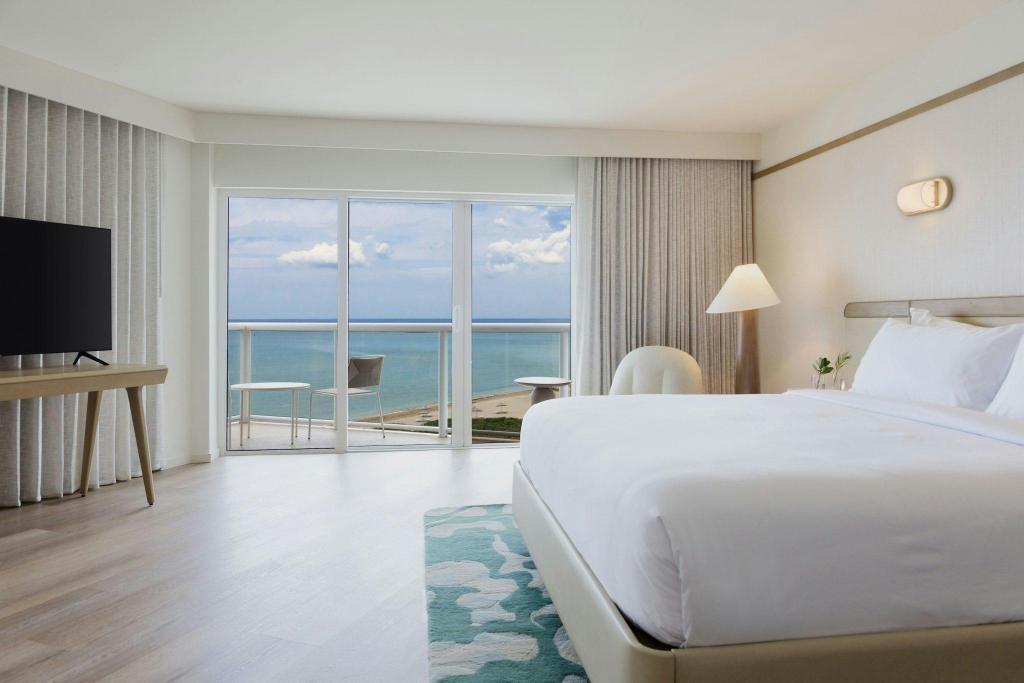 جناح غراند تنفيذي بسرير كينج بشرفة مع أريكة، Fort Lauderdale Marriott Pompano Beach Resort and Spa 2/5